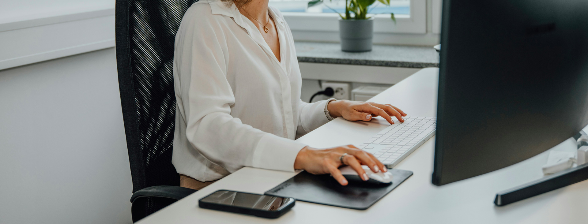 Une femme au bureau, devant l'ordinateur Une femme au bureau, devant l'ordinateur