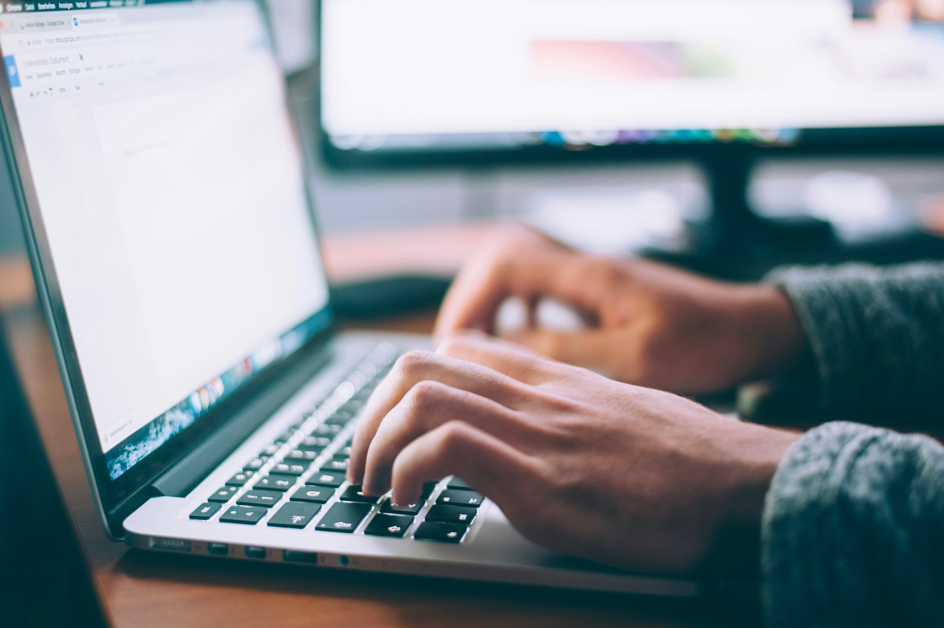 Mains tapant sur le clavier d'un ordinateur. Mains tapant sur le clavier d'un ordinateur