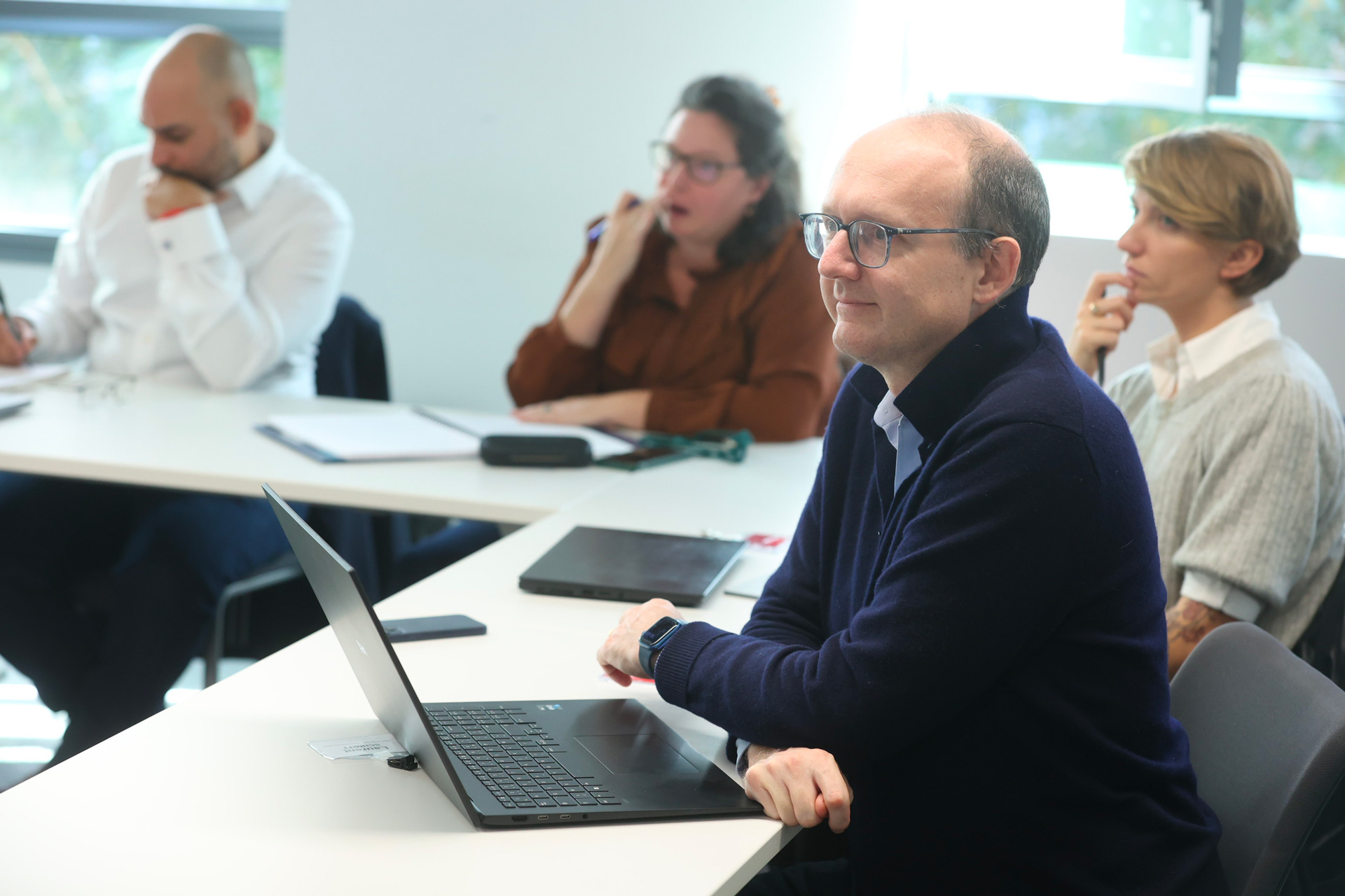 Quel salaire après un executive MBA ? Des participants de l'Executive MBA en pleine séance de cours.