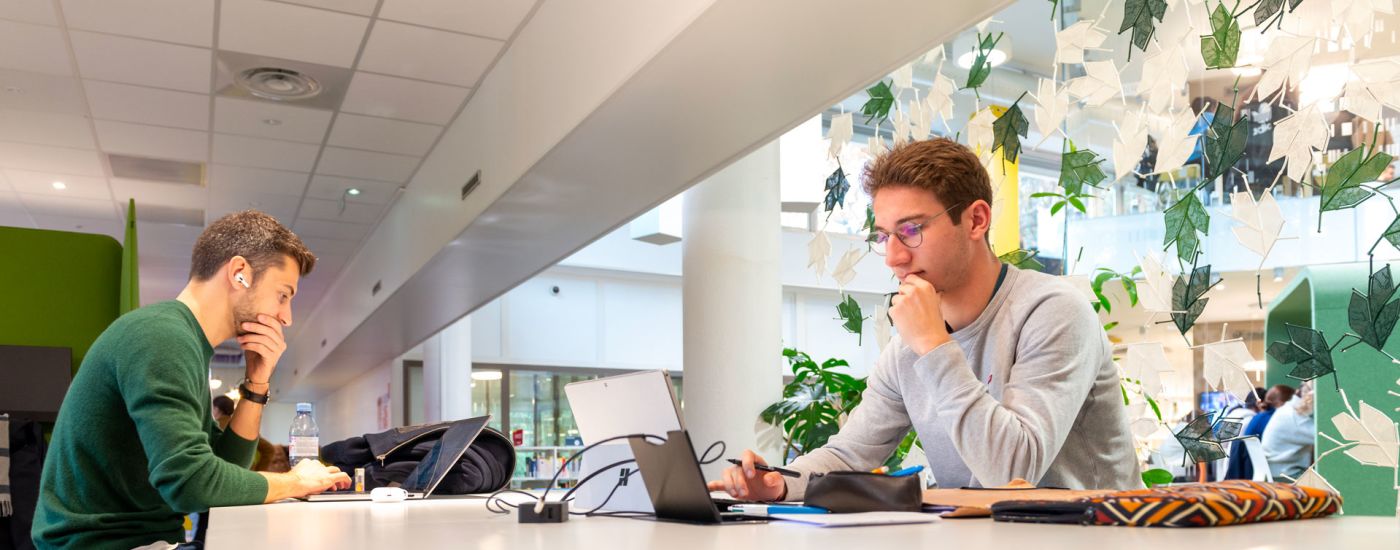 Classement Le Figaro Etudiant 2024 : le Global BBA, 4ème BBA en France étudiants travaillant