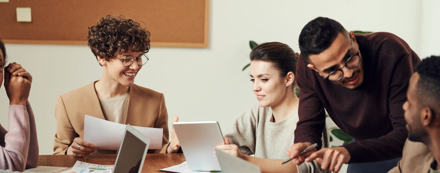 Développer le leadership par l'action : nouvelles pratiques et enseignements professeur expliquant
