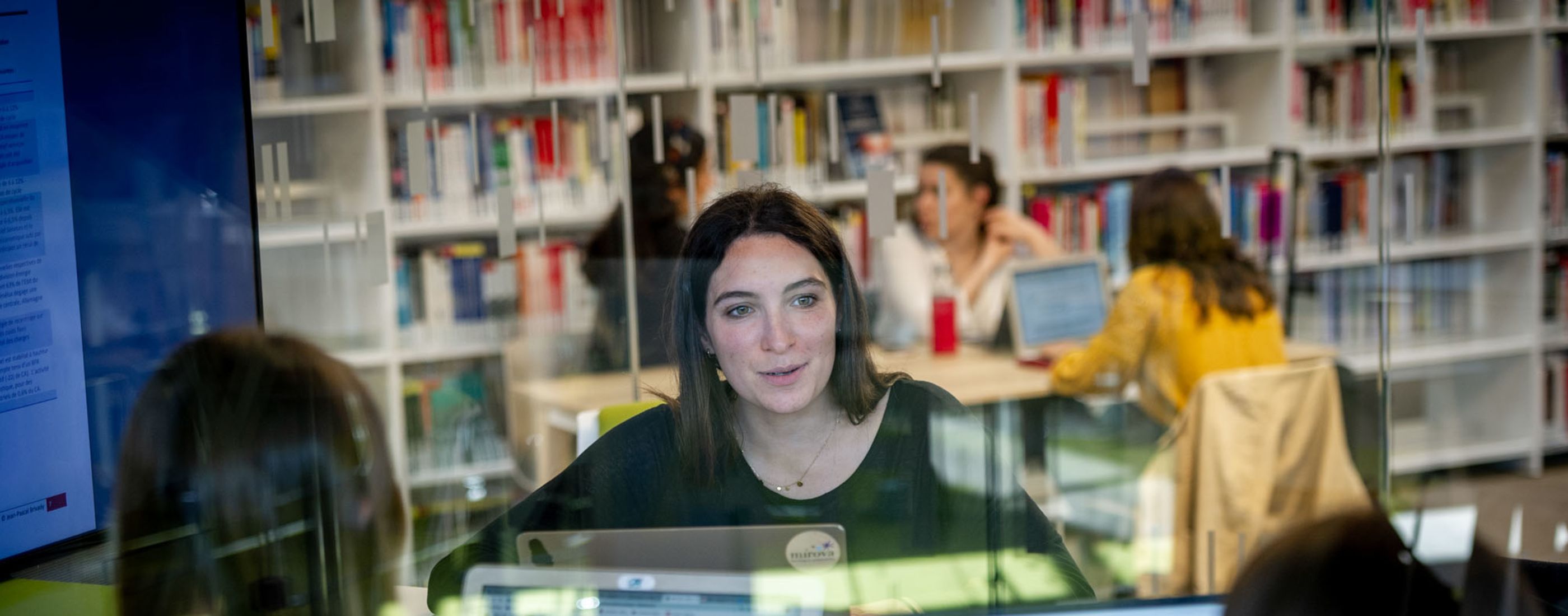 Etudiant à la bibliothèque Etudiant à la bibliothèque