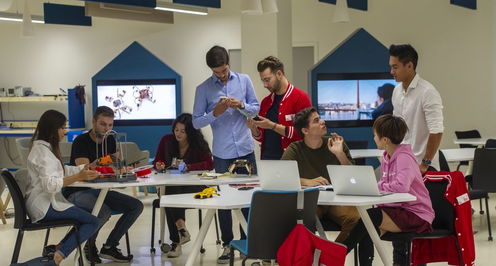 emlyon appelle à une régulation des sites procédant à la mise en ligne des sujets d'épreuves et concours des grandes écoles afin de préserver l'équité entre candidats personnes dans le makers'lab