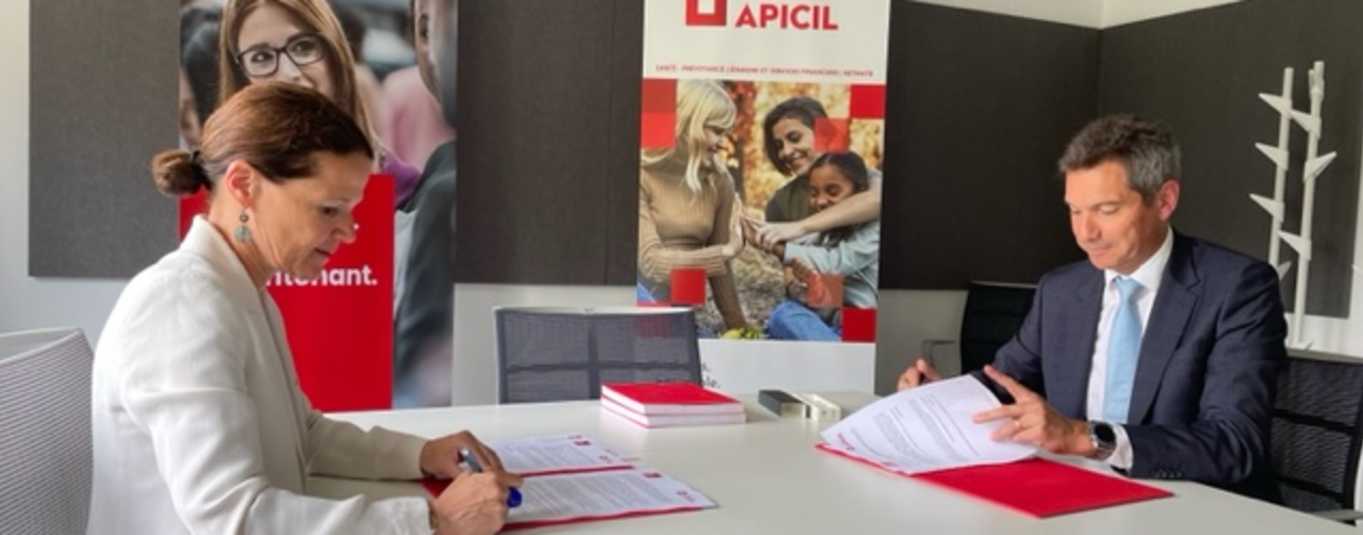 Le Groupe APICIL et emlyon renouvellent leur partenariat Le Groupe APICIL et emlyon renouvellent leur partenariat