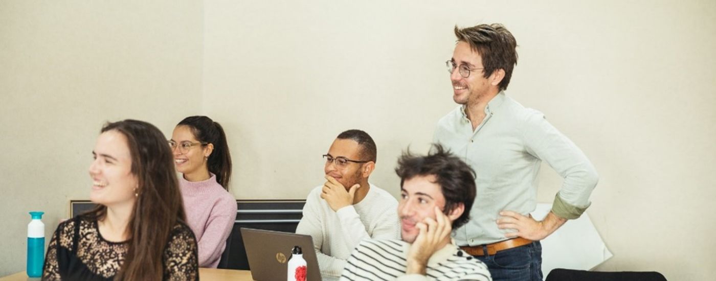 Le cours « Agir pour le climat » d’emlyon récompensé par AACSB Personnes écoutant un cours