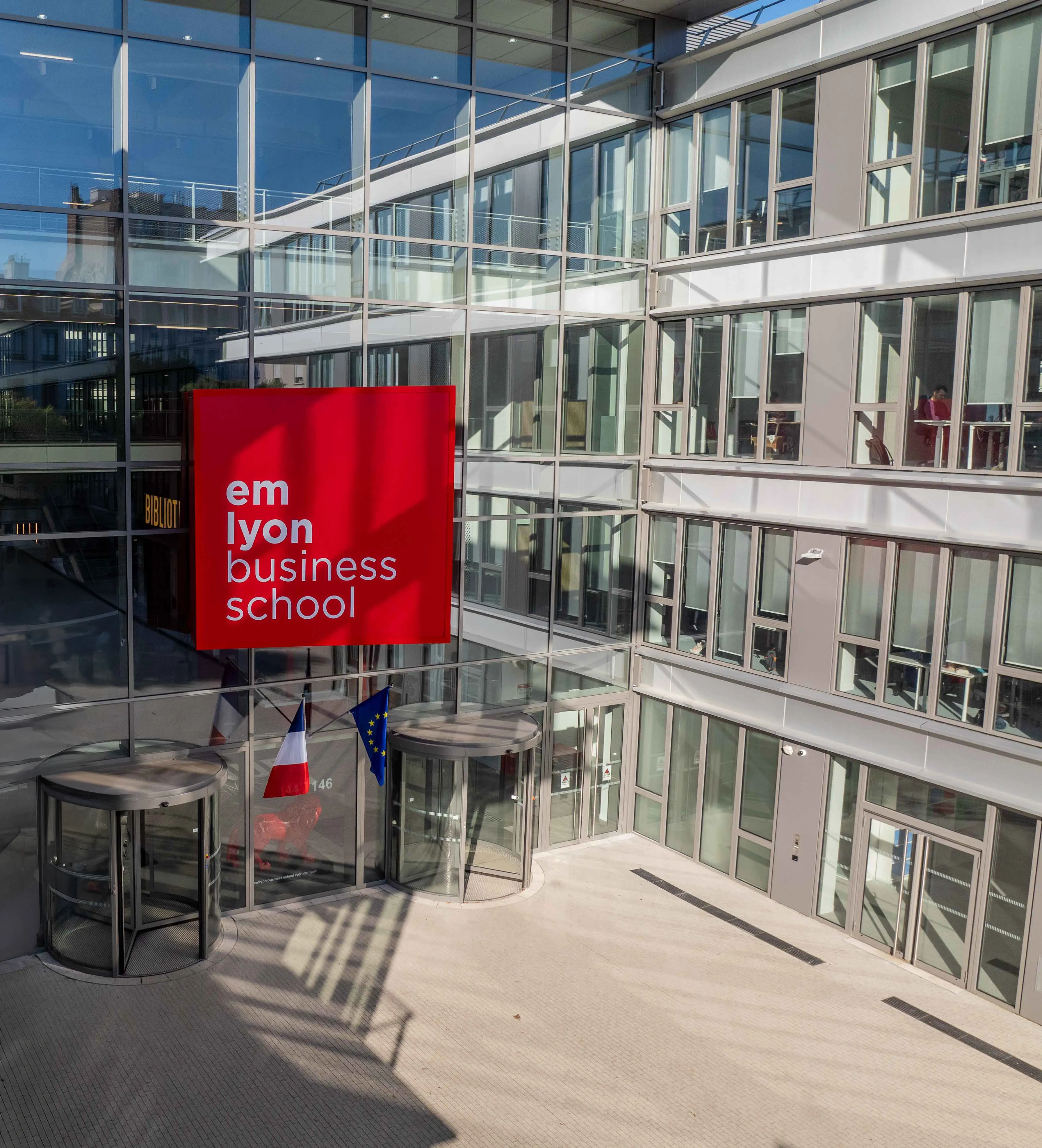 Vu aérienne de la façade d'emlyon business school Vu aérienne de la façade d'emlyon business school