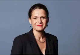 portrait-isabelle-huault-présidente-directoire-DG-emlyon