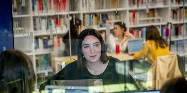 Etudiant à la bibliothèque