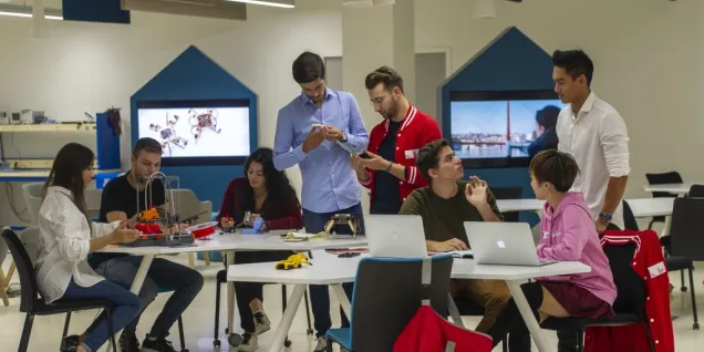 personnes dans le makers'lab