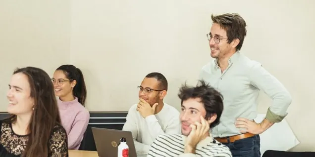 Personnes écoutant un cours