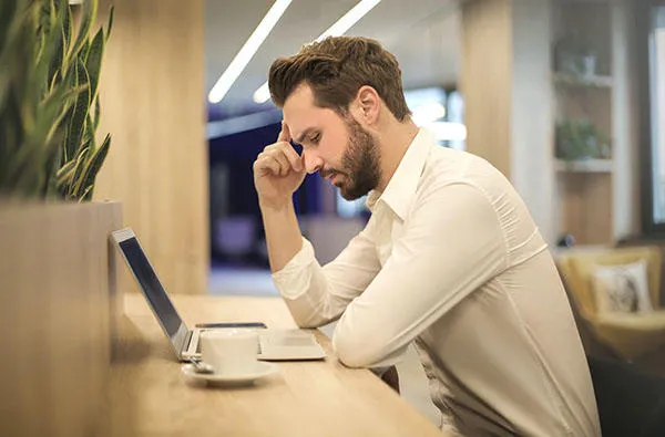 Un homme travaillant sur son ordinateur à un bureau