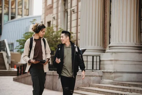 deux étudiants discutant