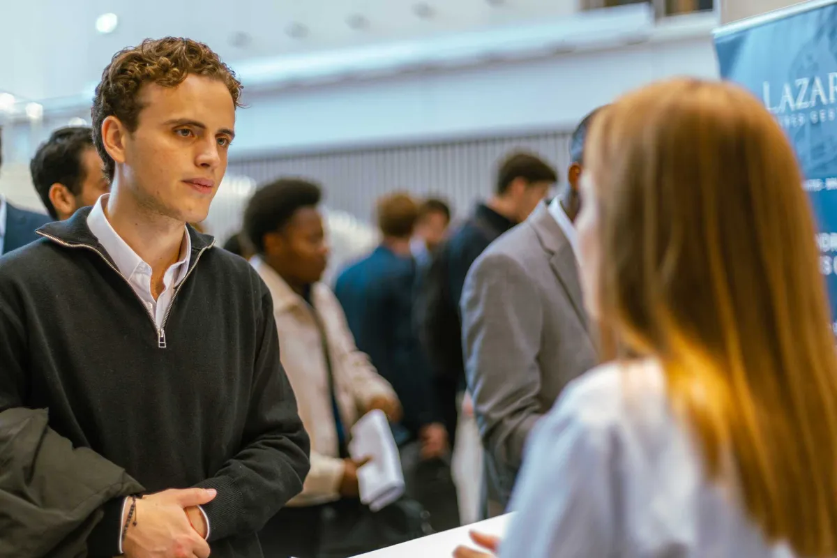 Des alumni d’emlyon recrutent des futurs étudiants