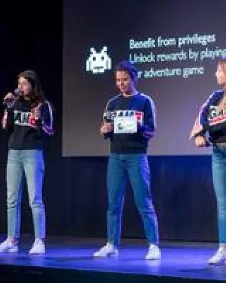 Trois étudiantes du Programme Grande Ecole, Lea Thieblemont, Nelly Seiglan et Emeline Cazat Trois étudiantes du Programme Grande Ecole, Lea Thieblemont, Nelly Seiglan et Emeline Cazat