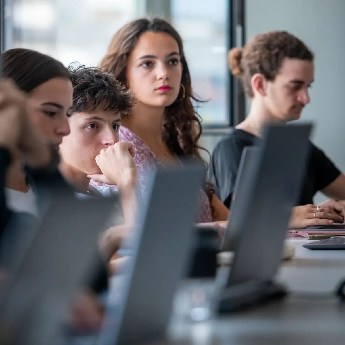 Un groupe d’étudiants d'emlyon business school pendant un cours