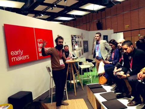 IA, transformation digitale, co-working - super héros de l’entreprise du futur Des individus réunis autour d'une table.