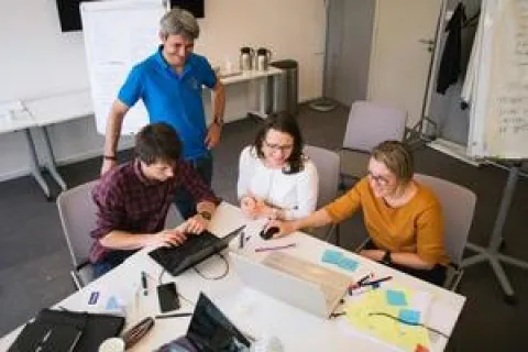 L’intrapreneuriat n’est pas une mode Des individus concentrés sur leurs ordinateurs portables dans un environnement de bureau dynamique.