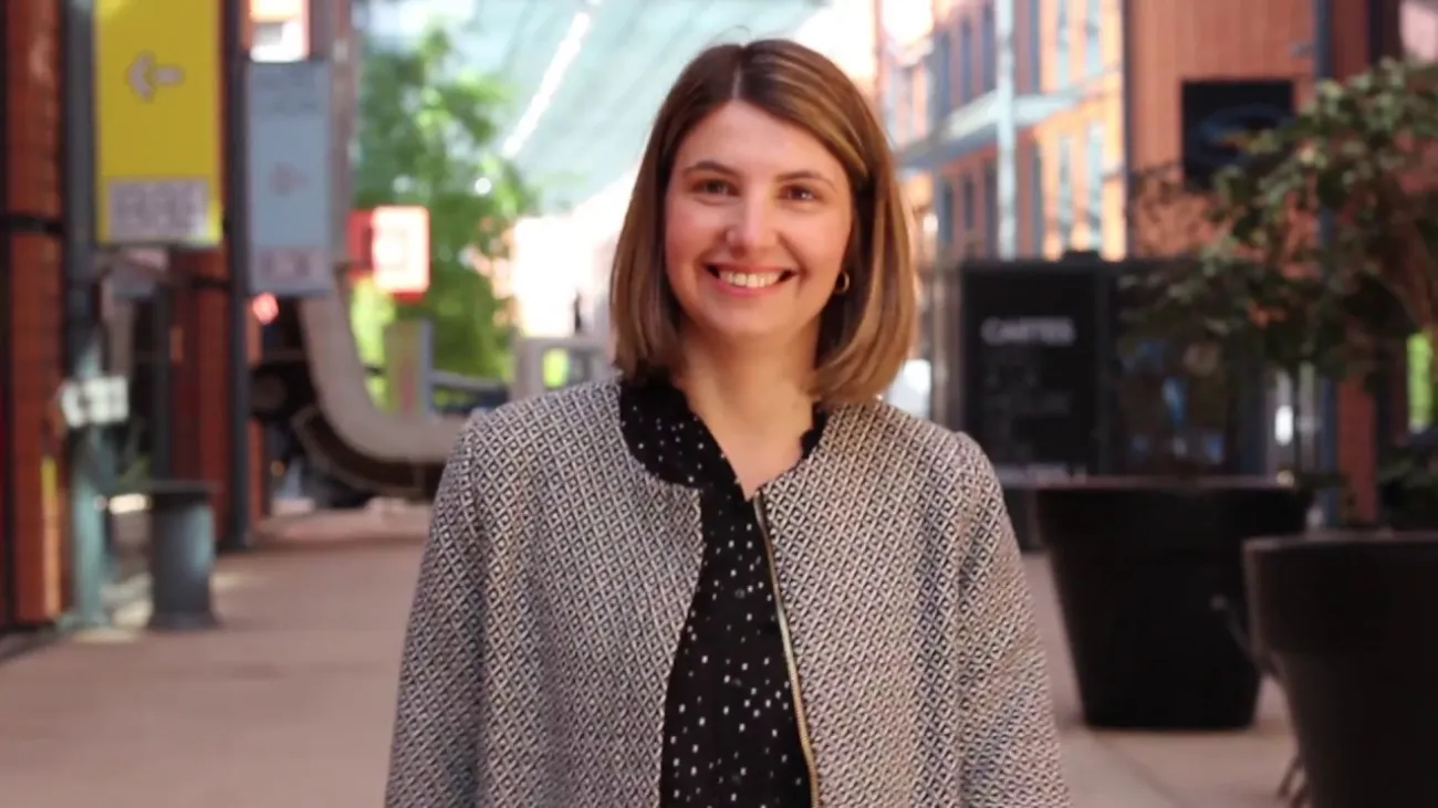 Preview image for the gge video "Celine Topelet, diplômée du Programme Général de Management".